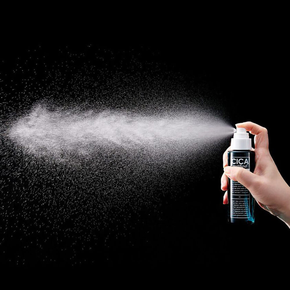 Процес розпилення лосьйону CICA Method Mist на чорному тлі. Фото з офіційного сайту виробника: https://www.1616idea.com/c/beauty/cicamethod/028656