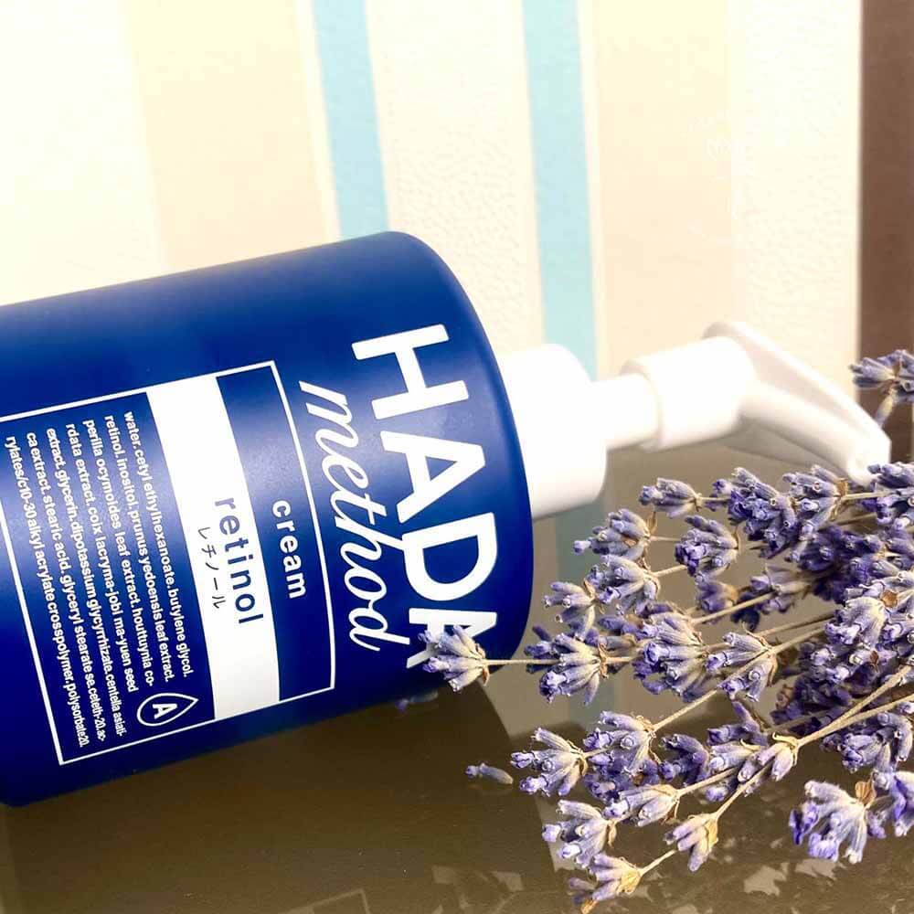 Крем для всього тіла COGIT HADA method Retinol Cream на скляній поличці горизонтально з букетиком сухої лаванди