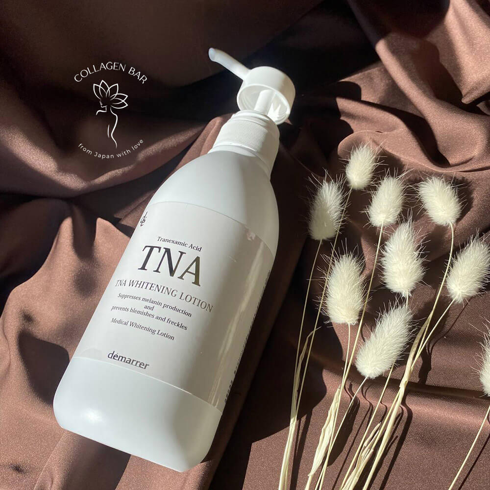 Відбілювальний лосьйон DEMARRER TNA Whitening Lotion на коричневій тканині горизонтально, вигляд зверху