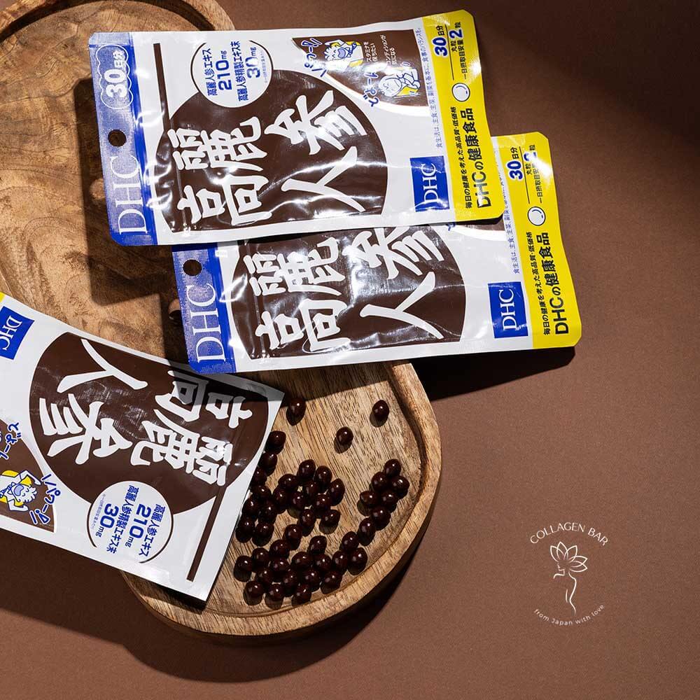 3 упаковки экстракта корня женьшеня DHC на деревянном блюде с капсулами