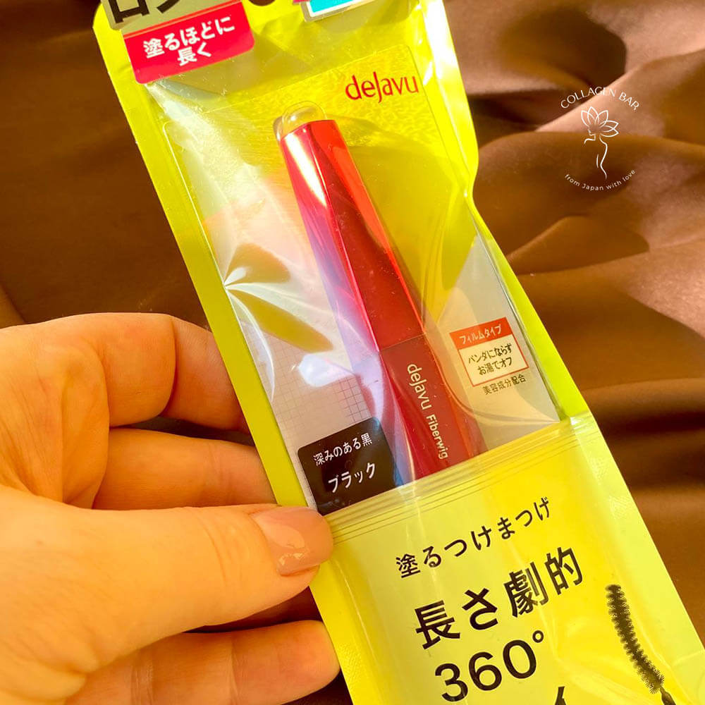 Туш Dejavu Fiberwig Ultra Long Mascara в упаковці в жіночій руці з бежевим манікюром