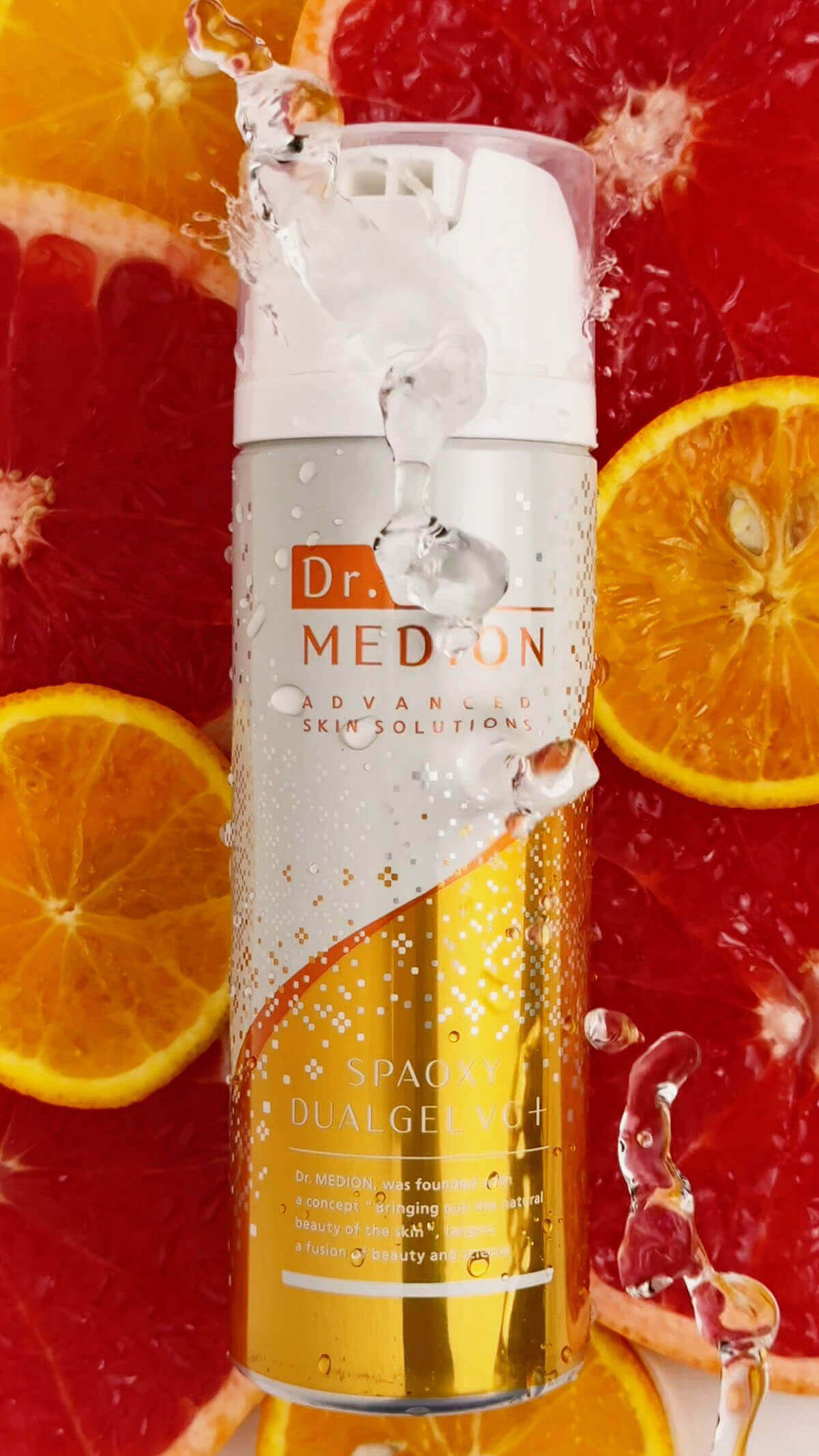 Карбокси маска Dr. MEDION Spa Oxy Dual Gel VC + на тлі помаранчевих і червоних (сицилійських) апельсинів з бризками води в кадрі