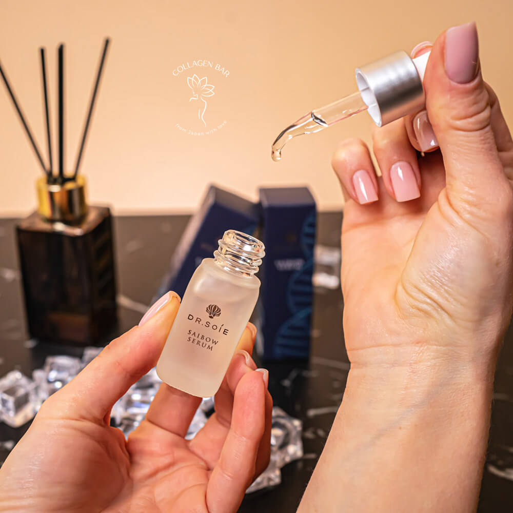 Відкритий флакон сироватки Dr. Soie SAIBOW SERUM у жіночих руках із красивим манікюром