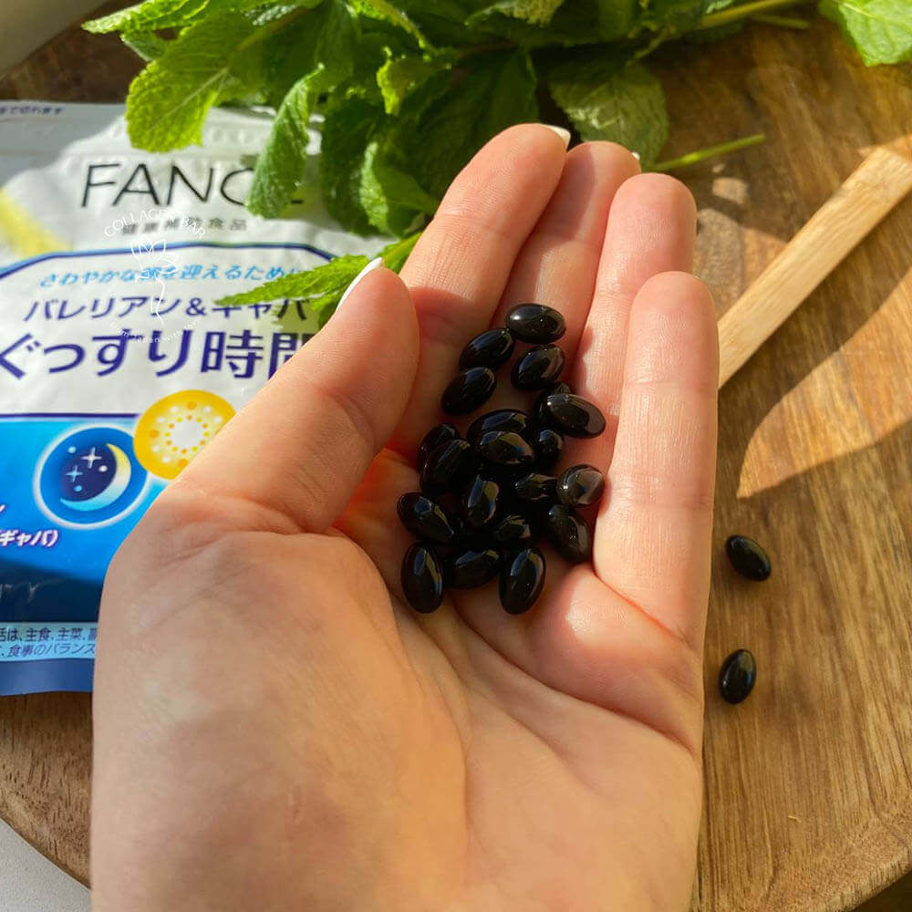 Капсули комплексу FANCL Natural Sleep у жіночій долоні на тлі упаковки