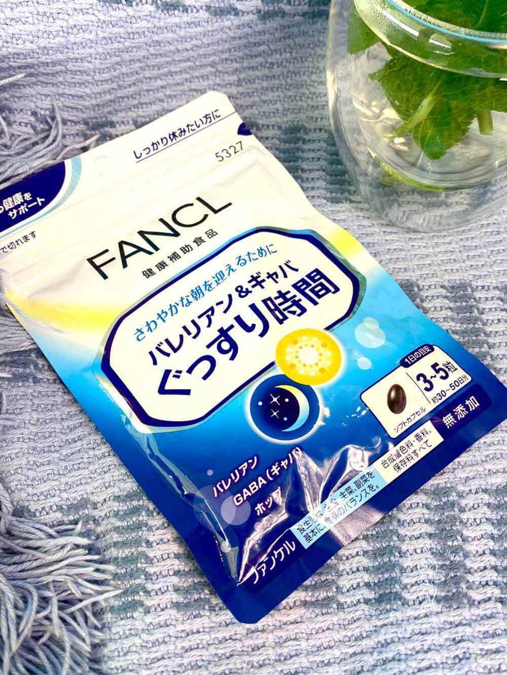 Комплекс FANCL Natural Sleep на блакитному пледі та фрагмент графина з водою і свіжою м'ятою