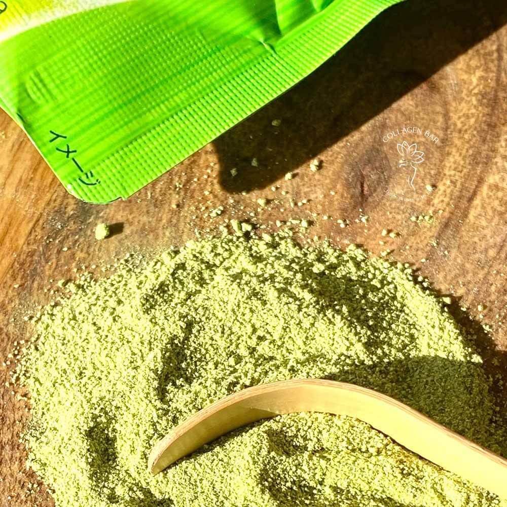 Порошок розчинного зеленого чаю ITO EN Oi Ocha Instant Green Tea with Matcha крупним планом на дерев'яному блюді