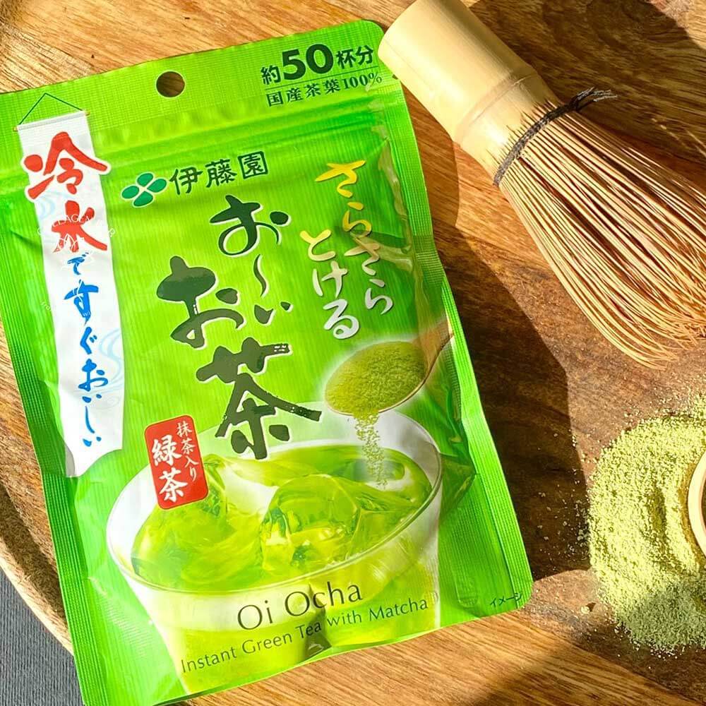 Растворимый зеленый чай с добавлением матча ITO EN Oi Ocha Instant Green Tea with Matcha с венчиком тясен на деревянном блюде