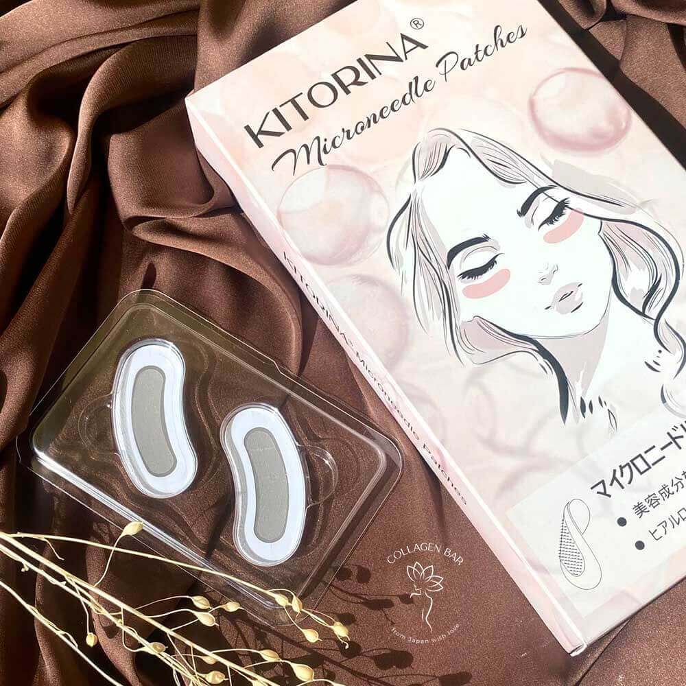 Коробка патчів KITORINA Microneedle Patches і пара патчів на 1 процедуру поруч на коричневій тканині