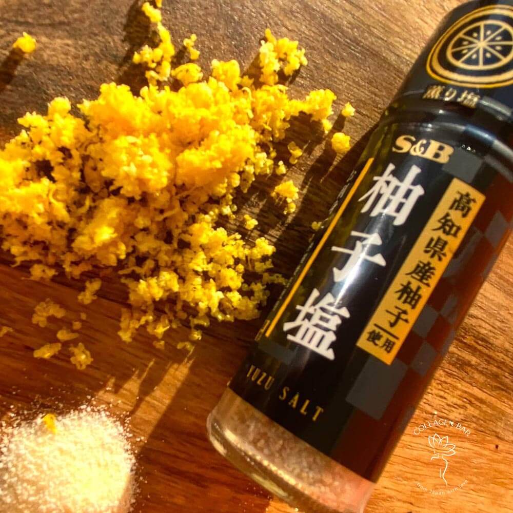 S&B Kaori Yuzu Salt і натерта на тертці цедра мандарина на дерев'яній тарілці