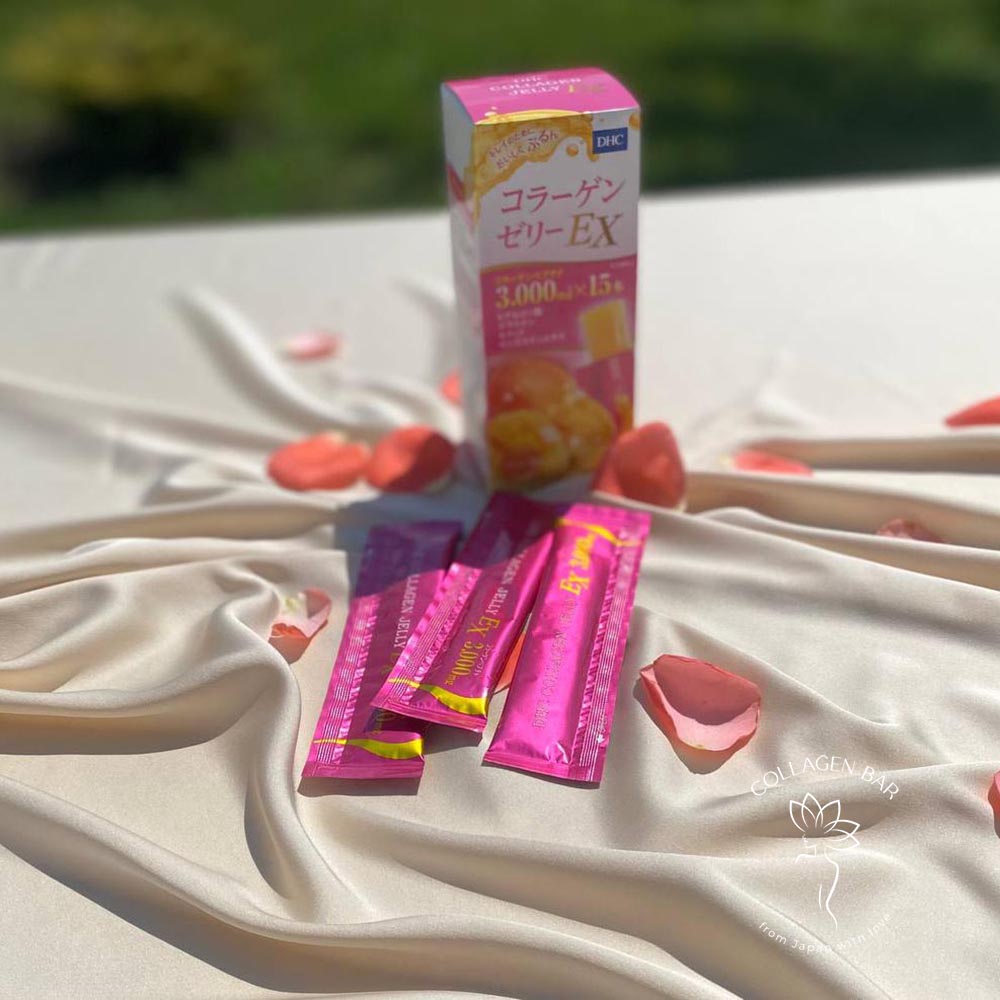 Колаген DHC Collagen Jelly EX в желе на коричневій тканині з пелюстками троянд у саду