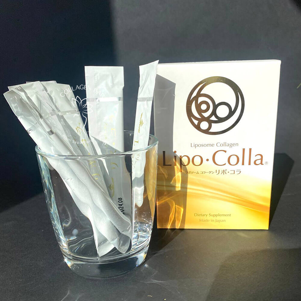Колаген LIPO COLLA і стіки колаген у прозорій скляній склянці на столі