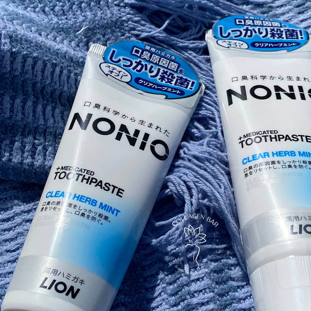 Два тюбики зубної пасти Lion NONIO Clear Herb Mint на синьому пледі