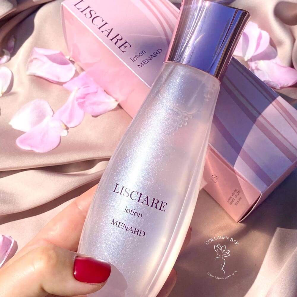Флакон лосьйону MENARD LISCIARE Lotion у жіночій руці над коричневою тканиною з пелюстками троянд