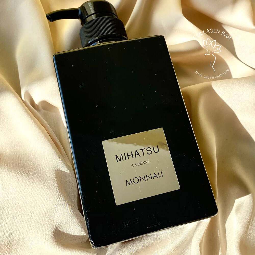 Шампунь MONNALI Mihatsu Shampoo на світло-коричневій тканині