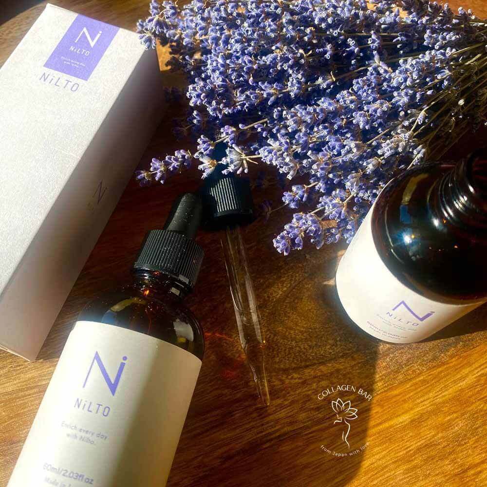 Коробка і флакон сироватки NILTO SKIN CARE SERUM з букетиком лаванди на дерев'яній поверхні