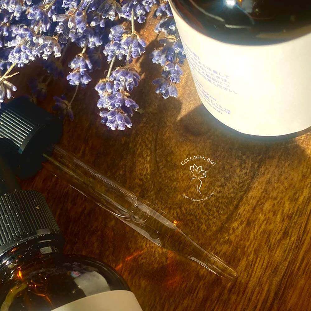 Піпетка з флакона NILTO SKIN CARE SERUM на дерев'яній поверхні