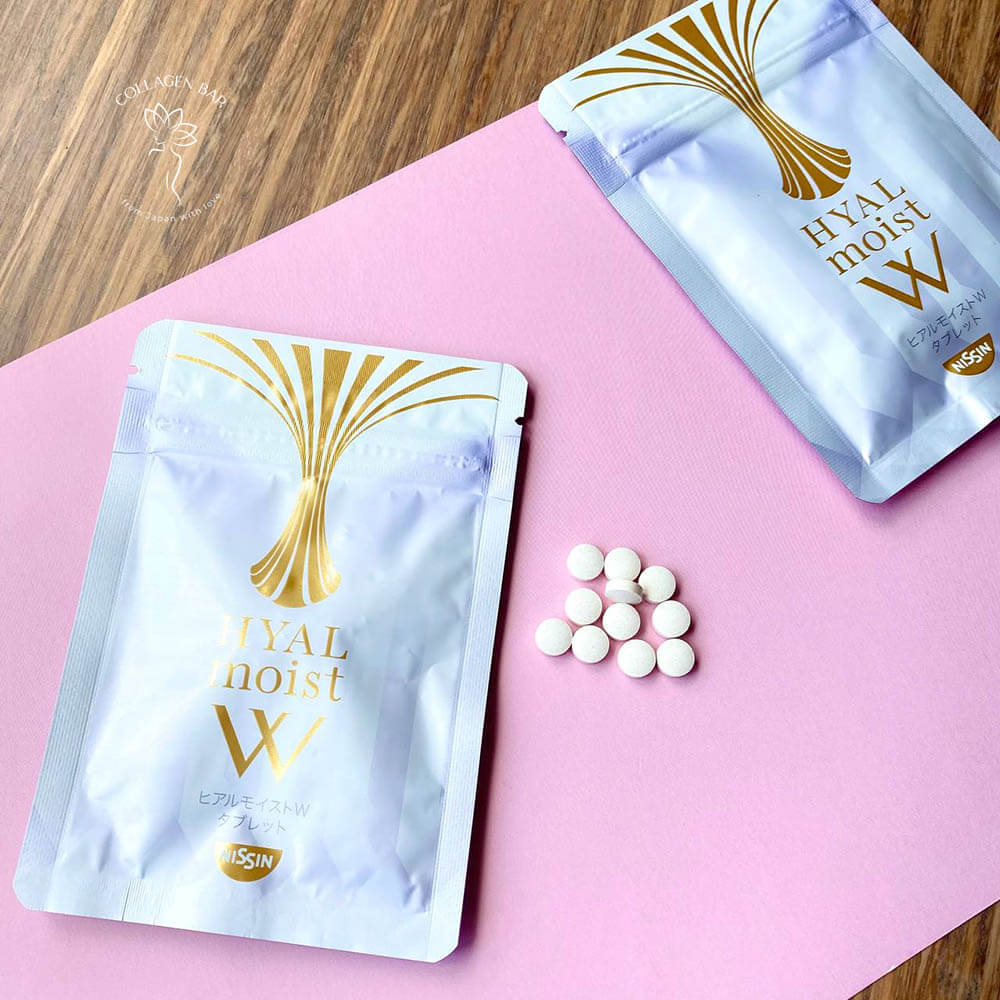 Дві упаковки NISSIN HYAL MOIST W Tablet на рожевому тлі