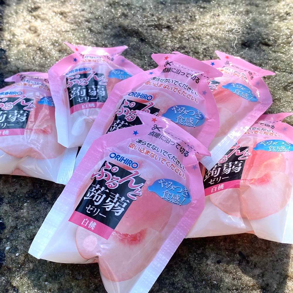 несколько конфет ORIHIRO Purunto Konnyaku Jelly Pouch White Peach на камне