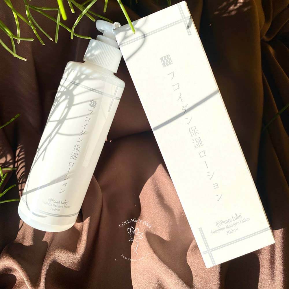 Коробка і пляшка зволожувального лосьйону з фукоїданом PEACE LABO Fucoidan Moisture Lotion на коричневій тканині