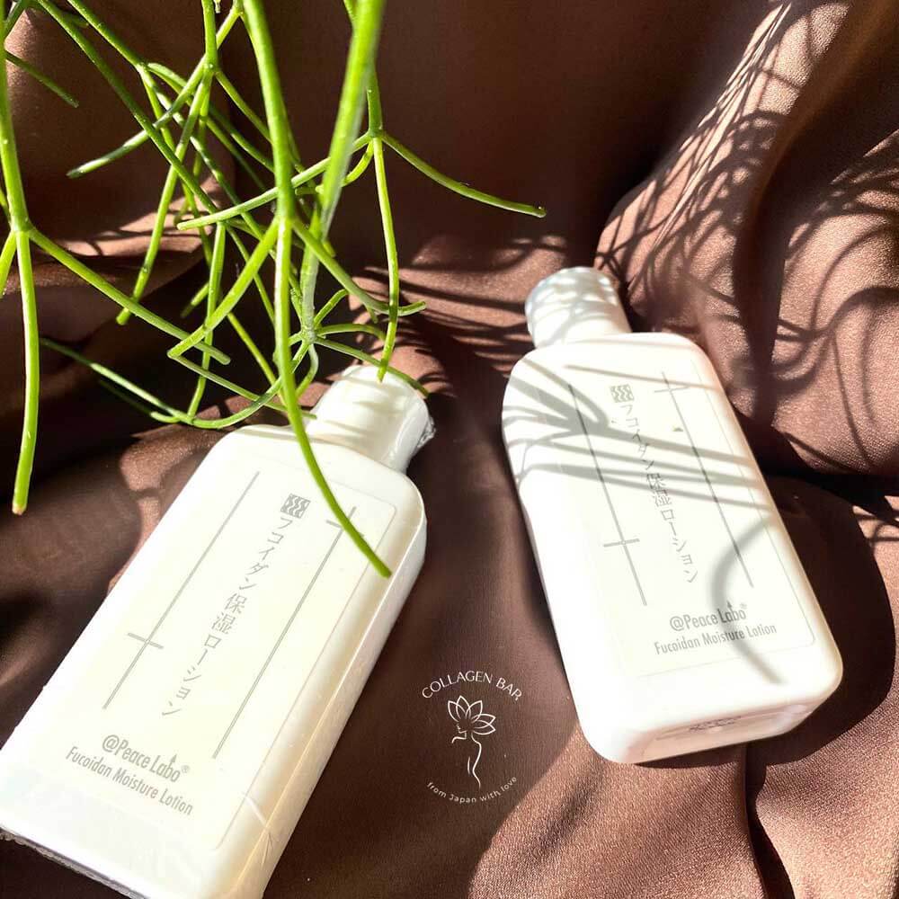 Дві пляшечки лосьйону PEACE LABO Fucoidan Moisture Lotion в об'ємі на 60 мл. на коричневій тканині