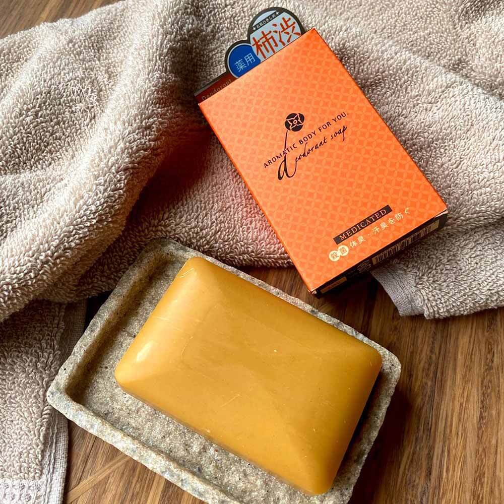 Кусок мыла PELICAN Kakishibu Deodorant Soap без упаковки в мыльнице и банное полотенце