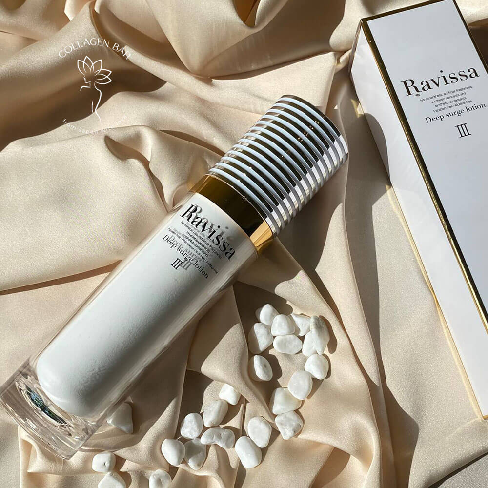 Зволожувальний лосьйон RAVISSA Deep Surge Lotion III з коробкою на світло-коричневій тканині з дрібними білими камінчиками
