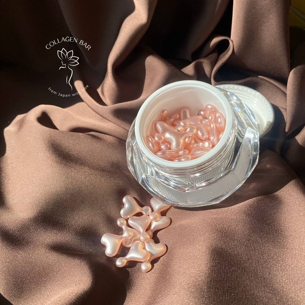 Відкрита банка сироватки RECORE SERUM DDS RICHNESS CAPSULE Plus на темно-коричневій тканині