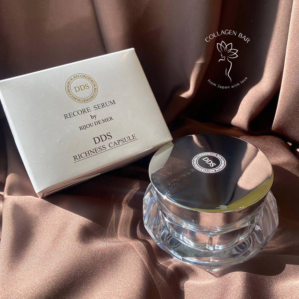 Закрита банка сироватки RECORE SERUM DDS RICHNESS CAPSULE Plus з коробкою на темно-коричневій тканині