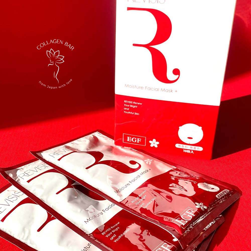 Коробка (в положении вертикально) и три маски REVISIS Moisture Facial Mask + в индивидуальных упаковках на красном фоне рядом
