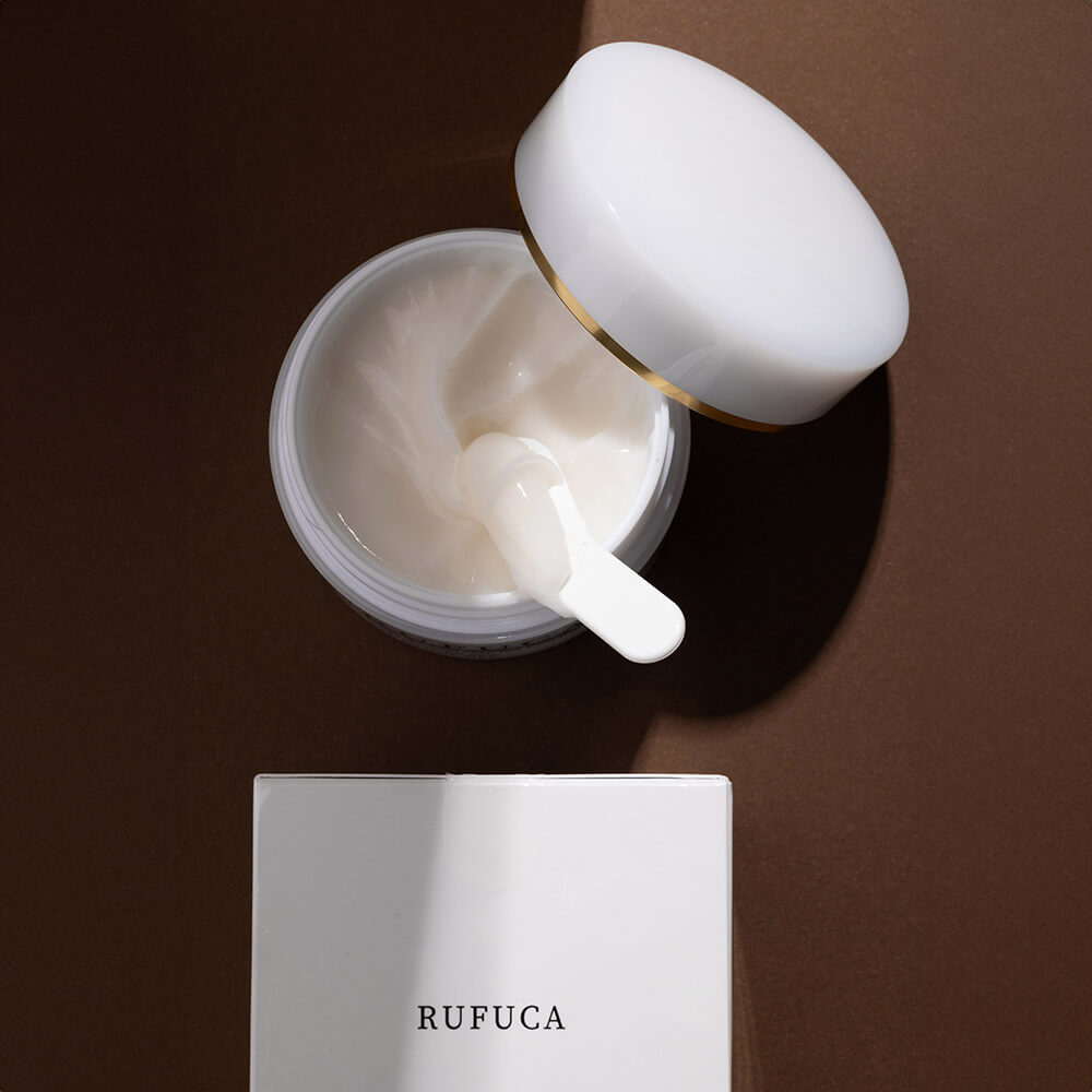 Открытая банка RUFUCA Micro Needle all in one Gel с лопаткой из комплекта. Вид сверху.