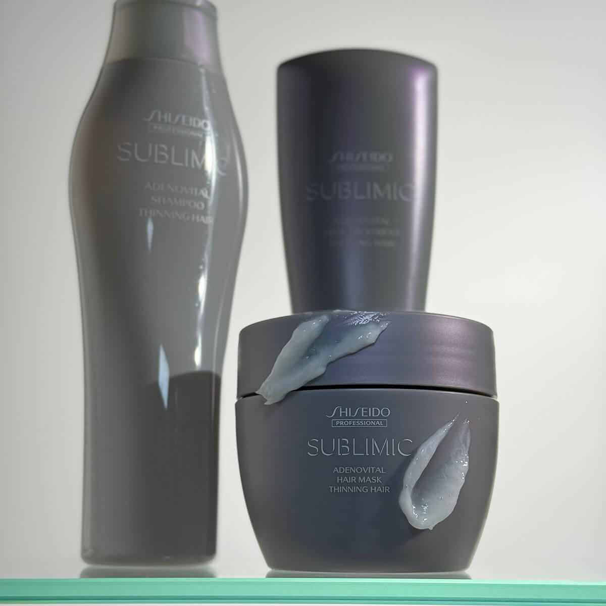 маска для волос, шампунь и бальзам из серии  SHISEIDO Adenovital Sublimic на стеклянной полке