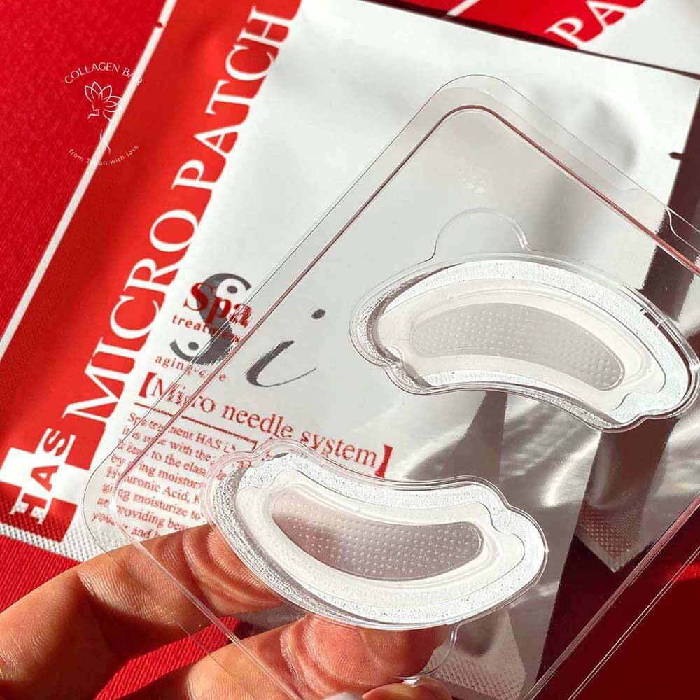 Патчи с микроиглами SPA Treatment HAS i Micro Patch, извлеченные из индивидуальной упаковки в женской руке