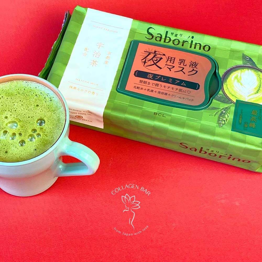 Упаковка вечірніх масок SABORINO Night Premium Emulsion Mask і чашка матча-латте на червоному тлі