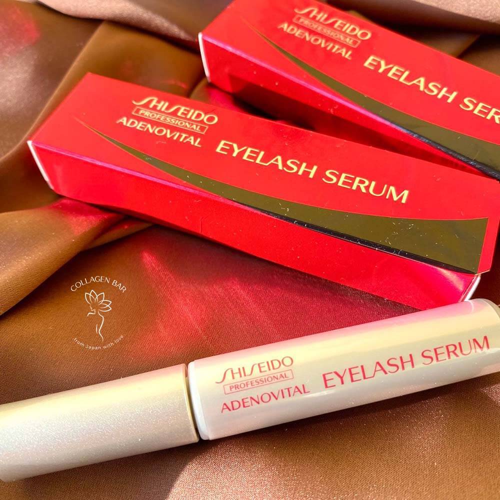дві упаковки Shiseido Adenovital Eyelash Serum і одна Shiseido Adenovital Eyelash Serum без упаковки на коричневій тканині