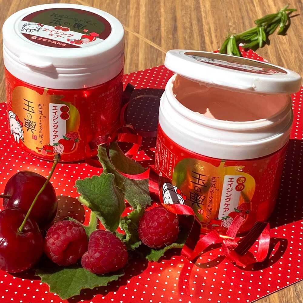 Дві банки TOFU MORITAYA Red Aging Care, одна з яких прочинена, зі стиглими червоними ягодами вишні та малини