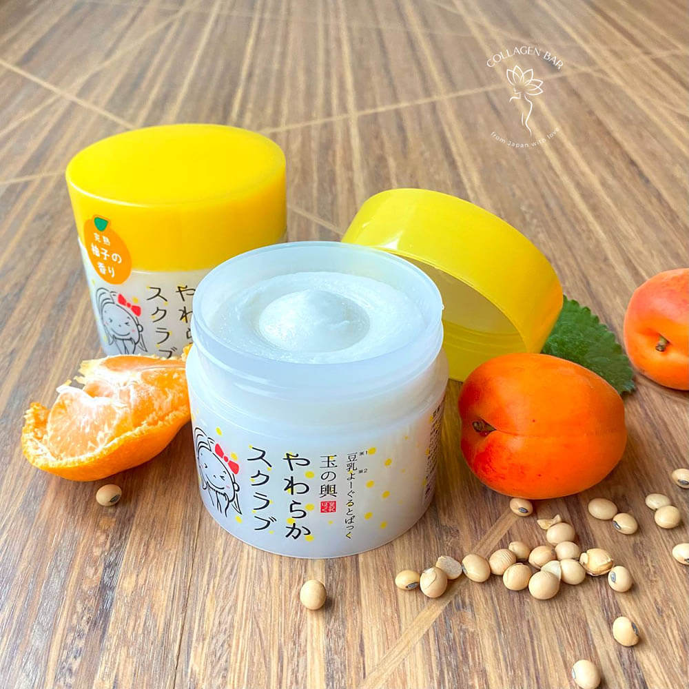 Дві банки TOFU MORITAYA Tama no Koshi Soft Pack Konjac Scrub, одна з яких відкрита, на столі з половинкою мандарина, абрикоса і соєвими бобами