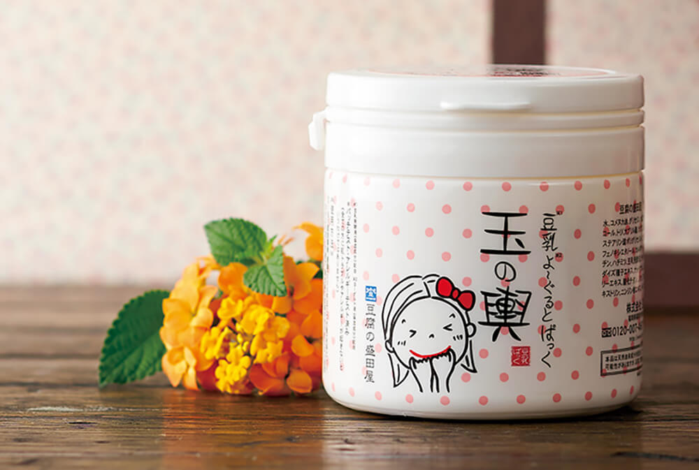 Маска TOFU MORITAYA Tama no Koshi Yogurt Pack на полиці у ванній. Фото з офіційного сайту виробника: https://www.tofu-moritaya.com/Form/Product/ProductDetail.aspx?shop=0&pid=800034