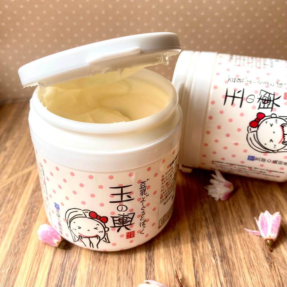 Привідкрита і закрита банка TOFU MORITAYA Tama no Koshi Yogurt Pack на дерев'яному столі