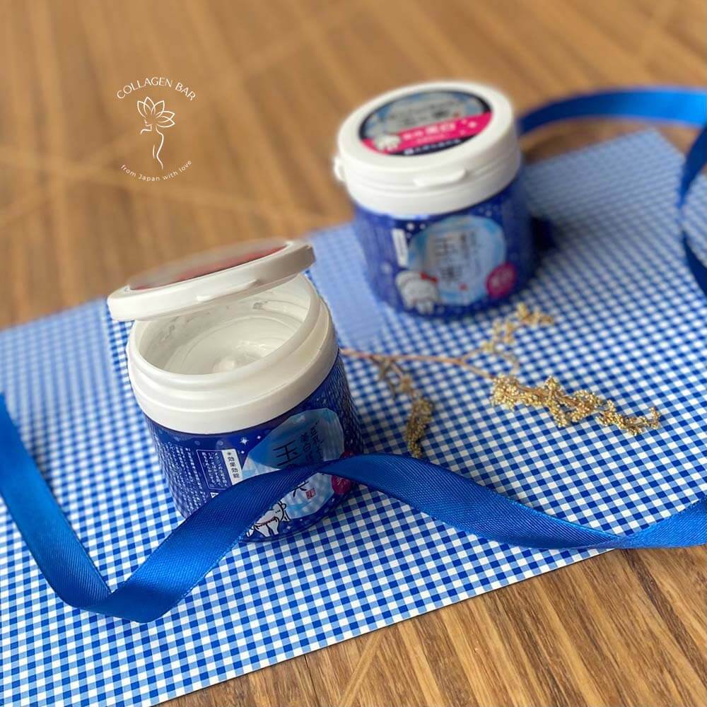 Дві баночки TOFU MORITAYA Tofu Yogurt Whitening Pack, одна з яких відкрита, з синьою декоративною стрічкою