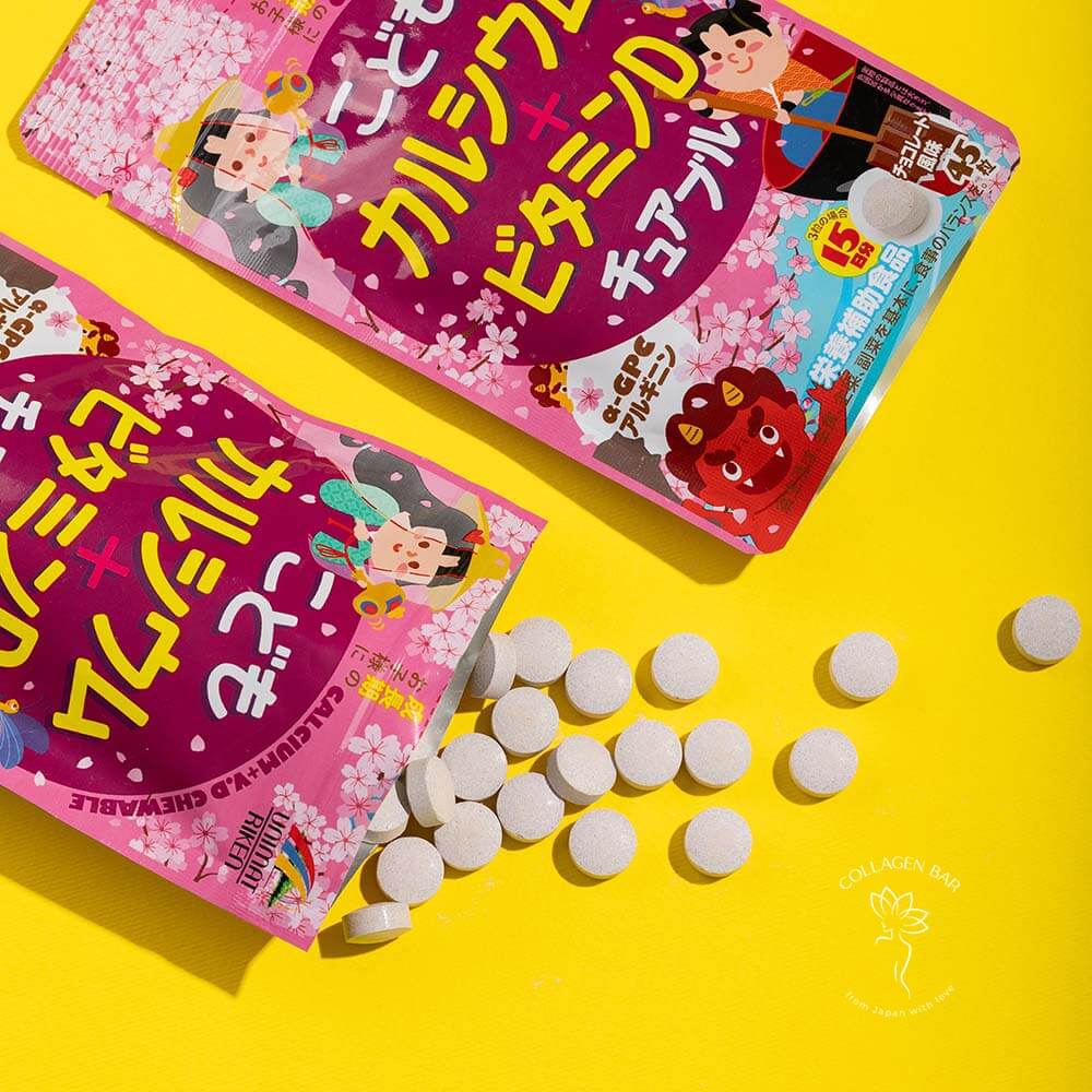 Дві відкриті упаковки Unimat Riken Kids Calcium & Vitamin D і таблетки поруч