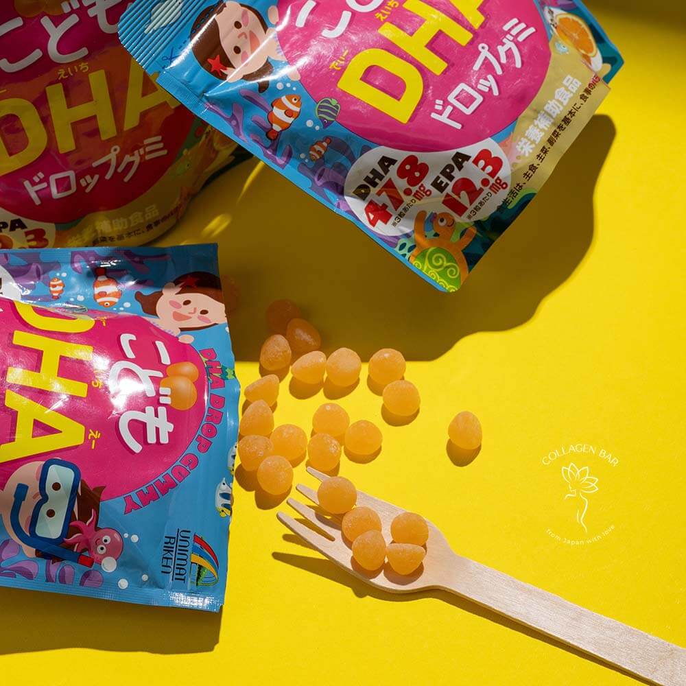 Фрагмент упаковки Unimat Riken Kids DHA Drop Gummy та мармеладки з Омега-3 з упаковки поруч