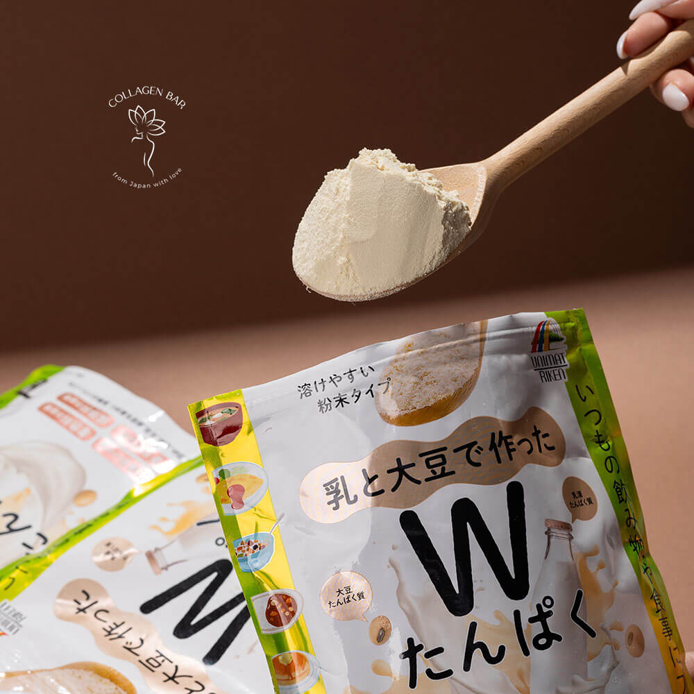 Деревянная ложка с горкой с протеином Unimat Riken W Protein в женской руке